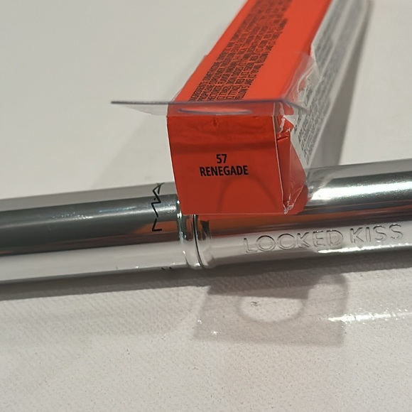 MAC LOCKED KISS RENEGADE (57) BRIGHT ORANGE 24 HR LIPSTICK. FULL SIZE - Picture 5 of 5
